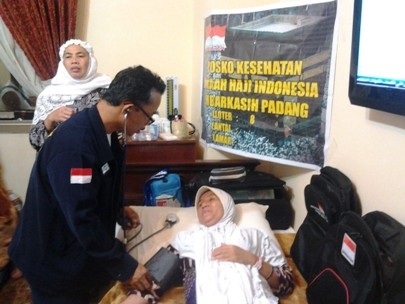 JCH Kloter 8 diperiksa oleh petugas kesehatan